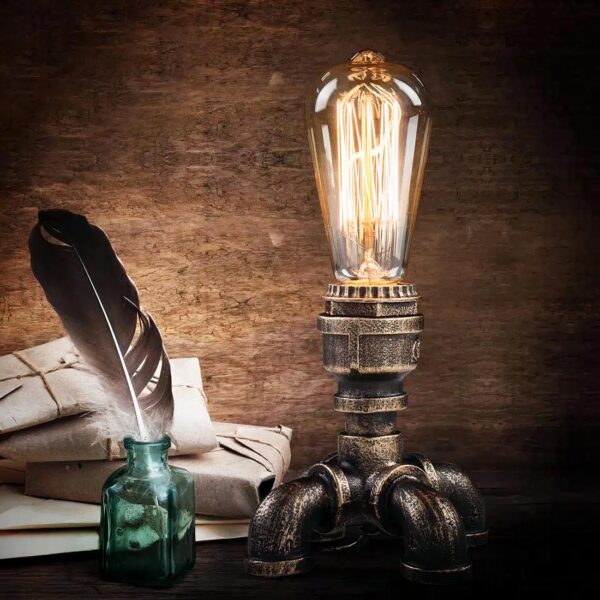 Une lampe de chevet vintage style industriel en tuyau d'eau et une ampoule.