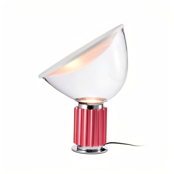 Lampe de chevet en aluminium avec socle cylindrique de couleur rouge avec par dessus une demi-sphère en verre transparent, le côté arrondi contre le cylindre. Sur fond blanc.