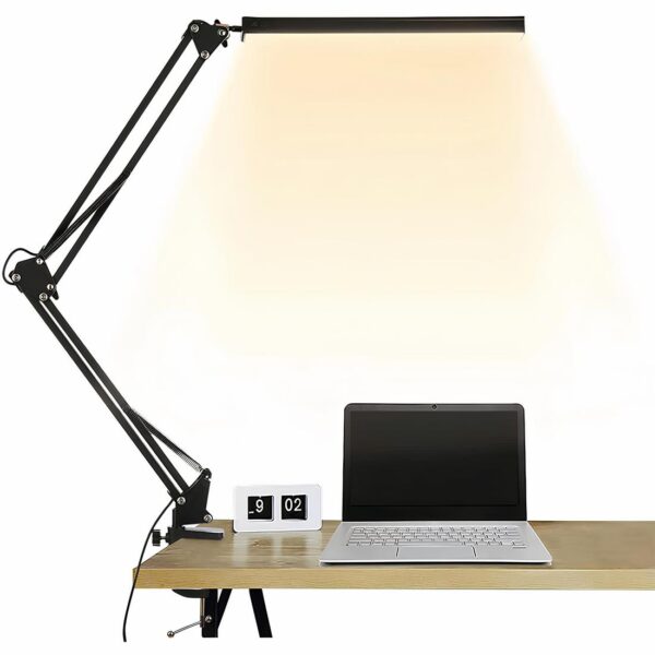 Lampe de chevet avec bras oscillant en 2 parties noire.Fixée sur un bureau en bois avec un ordinateur portable éteint et un calendrier blanc et noir. Longue tête d'éclairage. Sur fond blanc.