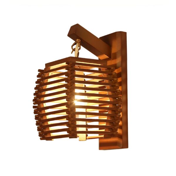Lampe de chevet murale en bois avec suspensions en bois de forme carrée ajourée. Ampoule allumée. Sur fond blanc.