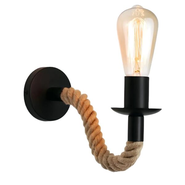 Lampe de chevet murale avec support rond noir fixé au mur et une corde en chanvre de forme col de cygne. Au bout la douille noire et une ampoule à filaments. Sur fond blanc.