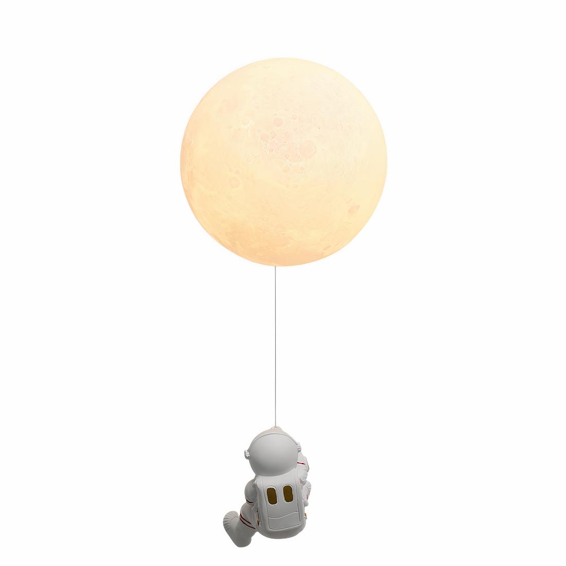 Astronaute se hissant sur cette lampe de chevet ronde en forme de lune allumée. Sur fond blanc.