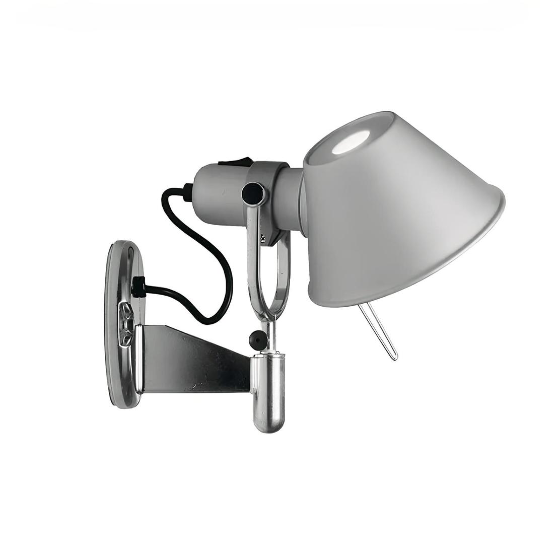 Lampe de chevet murale orientable. De couleur grise. Support rond pour fixer au mur puis petit bras où est fixé un spot. Sur fond blanc.