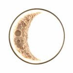 Lampe murale ronde avec un cercle noir. La partie de gauche à l'intérieur du cercle donne une imitation de la surface de la lune. Les LED tout le tour du cercle sont allumées. Sur fond blanc.
