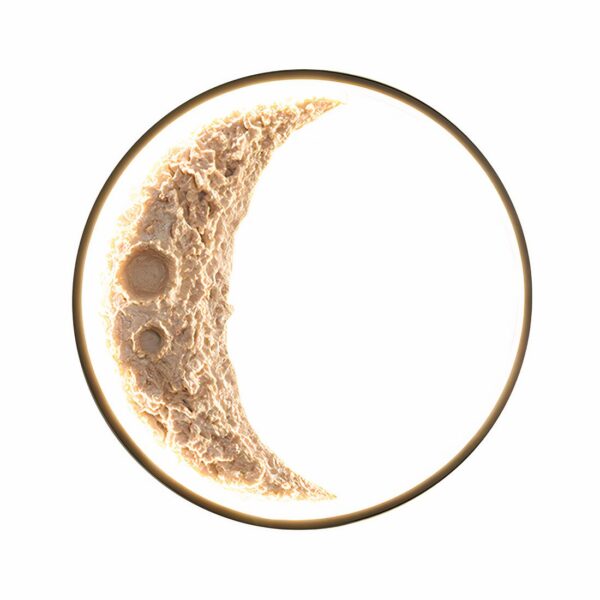 Lampe murale ronde avec un cercle noir. La partie de gauche à l'intérieur du cercle donne une imitation de la surface de la lune. Les LED tout le tour du cercle sont allumées. Sur fond blanc.