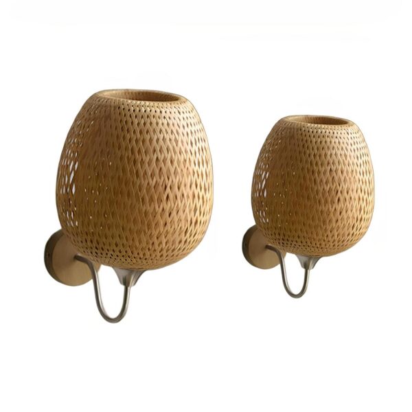 Deux lampes de chevet murales avec tige col de cygne et abat-jour ovale en rotin. A gauche, un grand modèle et à droite un plus petit. Sur fond blanc.