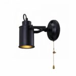 Lampe de chevet murale de style industriel noire style spot. Avec chaînette d'allumage sous le socle rond. Sur fond blanc.