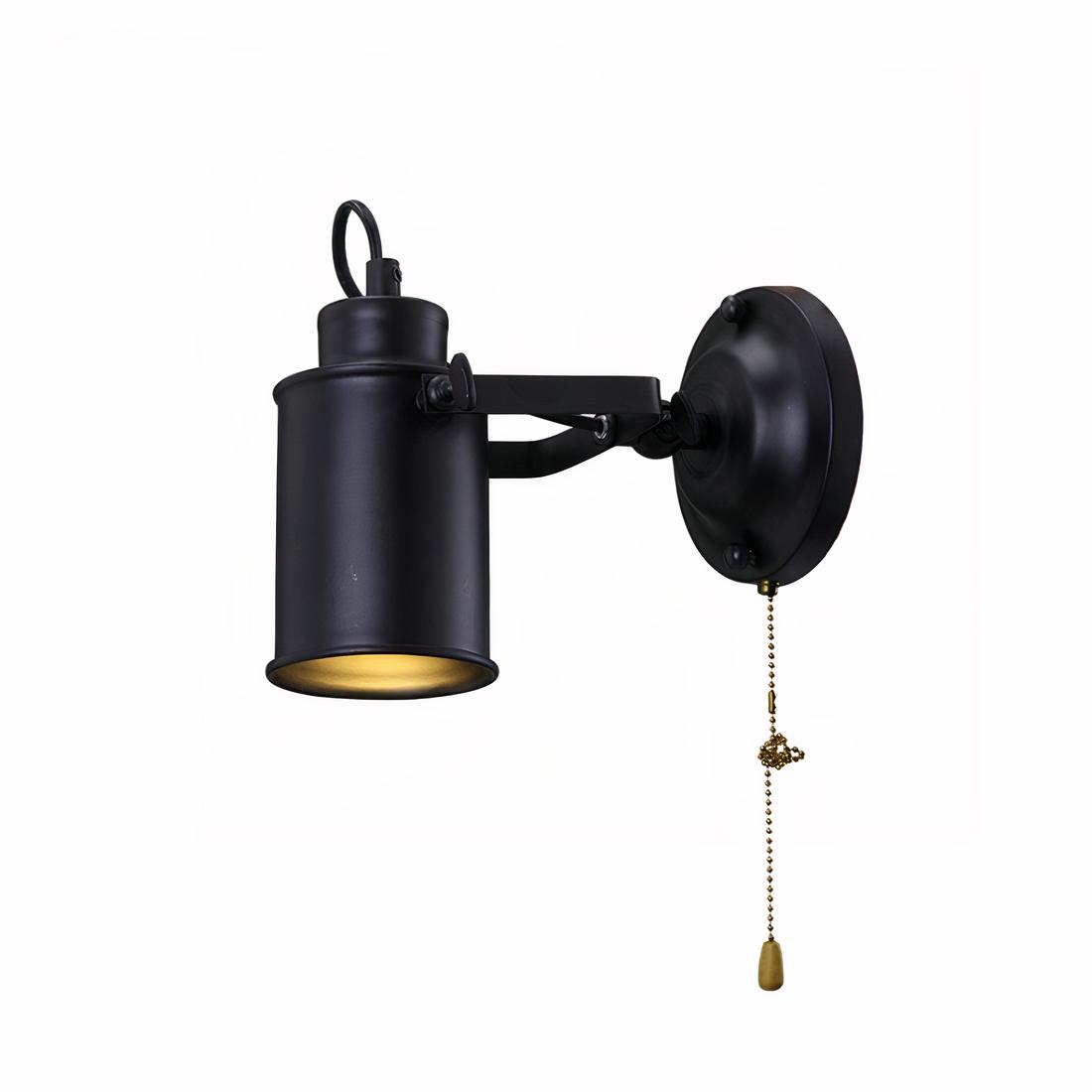 Lampe de chevet murale de style industriel noire style spot. Avec chaînette d'allumage sous le socle rond. Sur fond blanc.