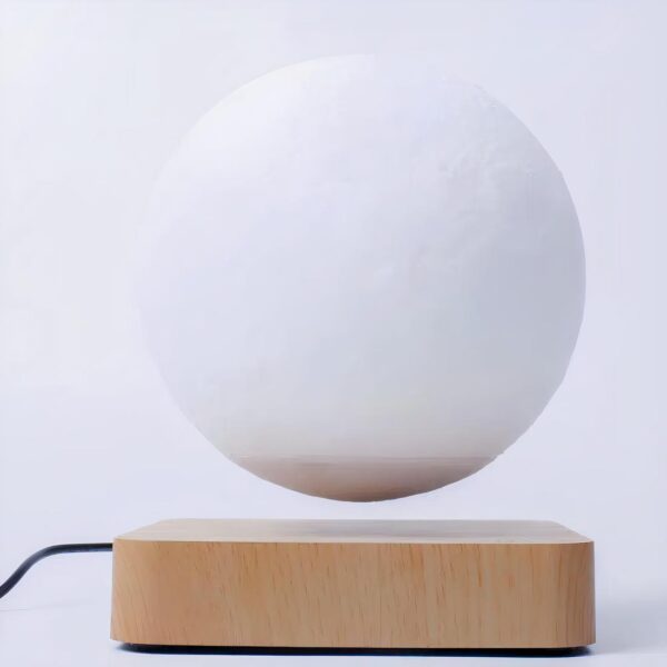 Support carré de couleur beige imitation bois avec une boule blanche en lévitation. Sur fond blanc.