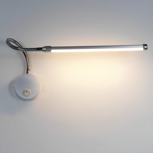 Lampe de chevet murale en aluminium avec socle rond muni d'un interrupteur, tige flexible et longue tête lumineuse allumée. Fixée sur un mur blanc.