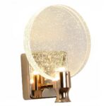 Lampe de chevet murale avec support carré doré et cercle en verre avec paillettes dorées. Lumière allumée.Sur fond blanc.