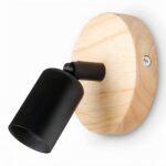 Lampe de chevet murale avec douille orientable de couleur noire sur socle en bois rond. Sur fond blanc.