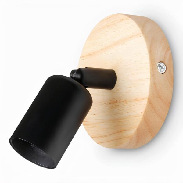 Lampe de chevet murale avec douille orientable de couleur noire sur socle en bois rond. Sur fond blanc.