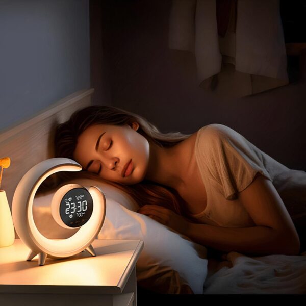 Lampe de chevet réveil à pile avec port usb posée sur une table de chevet avec une femme qui dort à côté