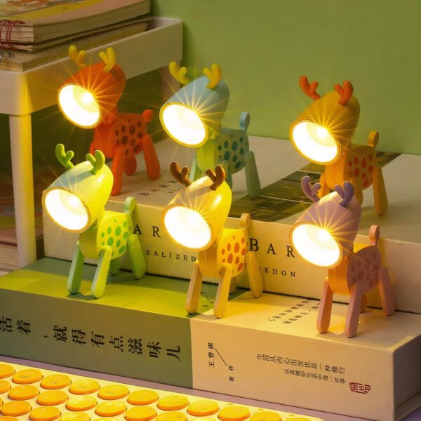 6 mini lampes cerfs allumés et disposés sur des livres en deux étages