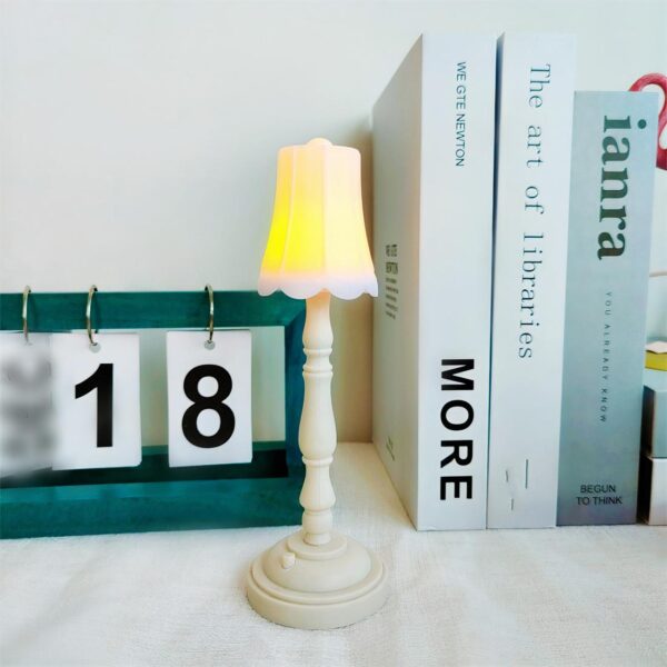 Lampe à pile blanche style rétro posée sur une table