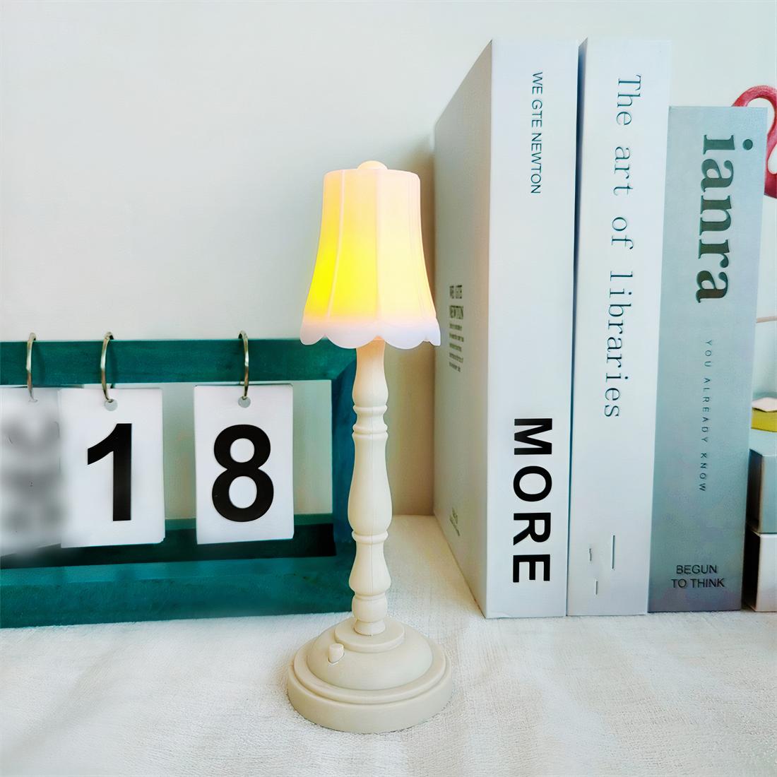 Lampe à pile blanche style rétro posée sur une table