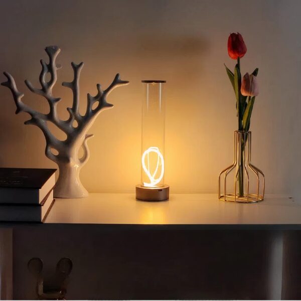Lampe de chevet sans fil avec lumière magnétique posé sur une table avec des fleurs