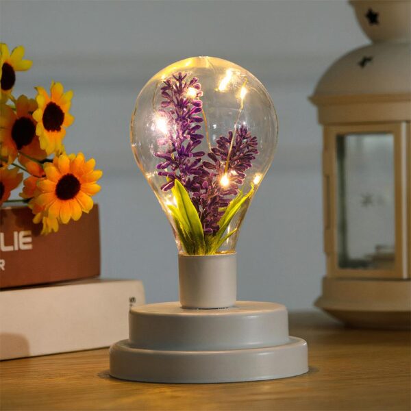 Lampe à pile à LED en forme d'ampoule posée sur une table