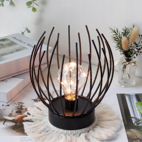 Lampe à pile style bougeoir noir posé sur une table