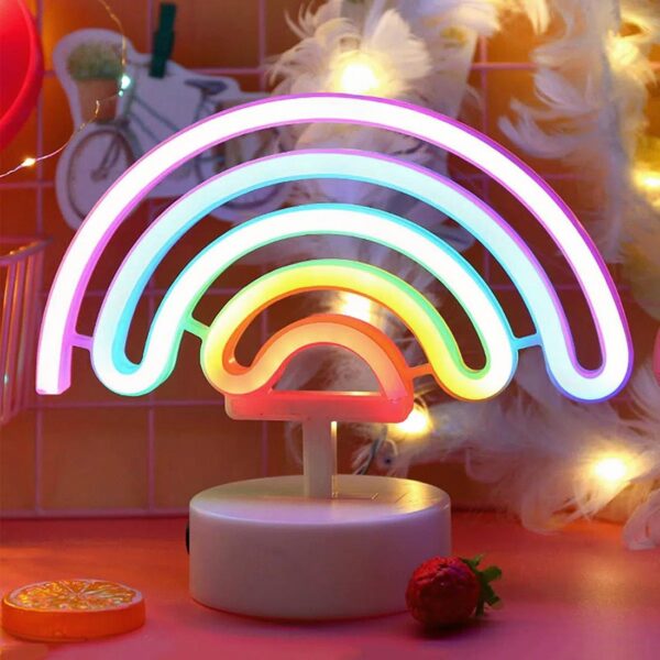 une lampe LED en forme d'arc en ciel posée sur une table