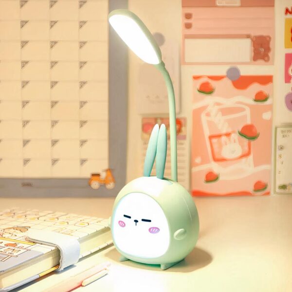 Lampe kawaii lapin vert sur une table
