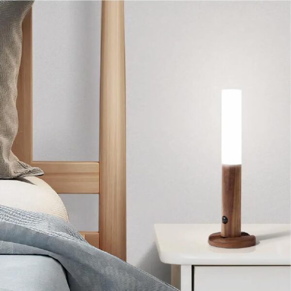 Lampe de chevet détachable type lampe de poche posé sur une table de chevet dans une chambre