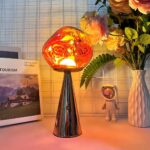 Lampe à lave style nordique posée sur une table avec un bouquet de fleurs