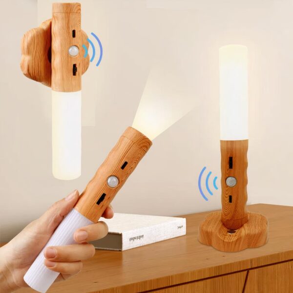 Lampe de chevet représentée trois fois sur l'image : une posée sur un meuble, une accrochée au mur et une autre dans une main