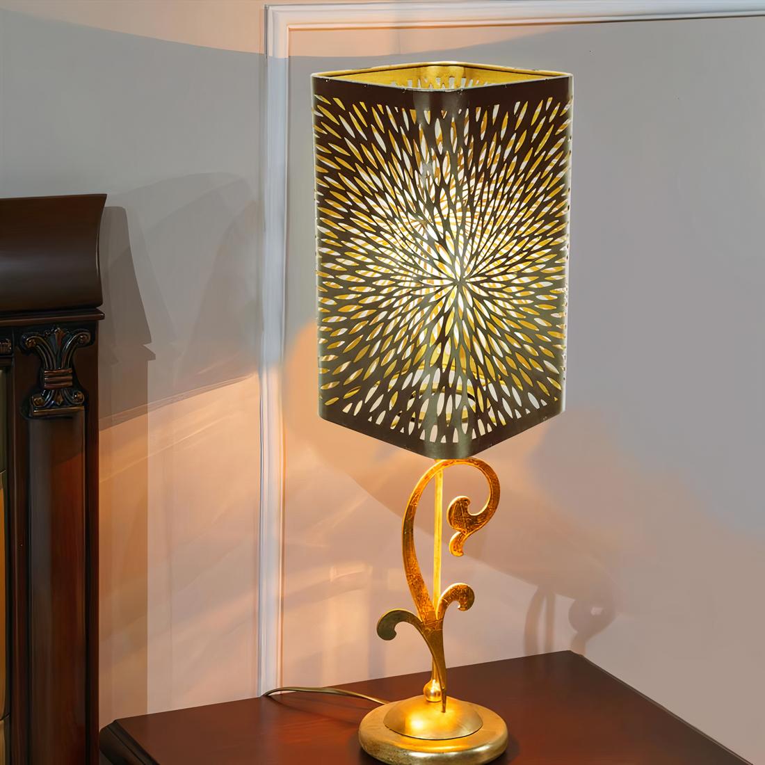 un abat jour en métal sculpté noir posé sur une table en bois