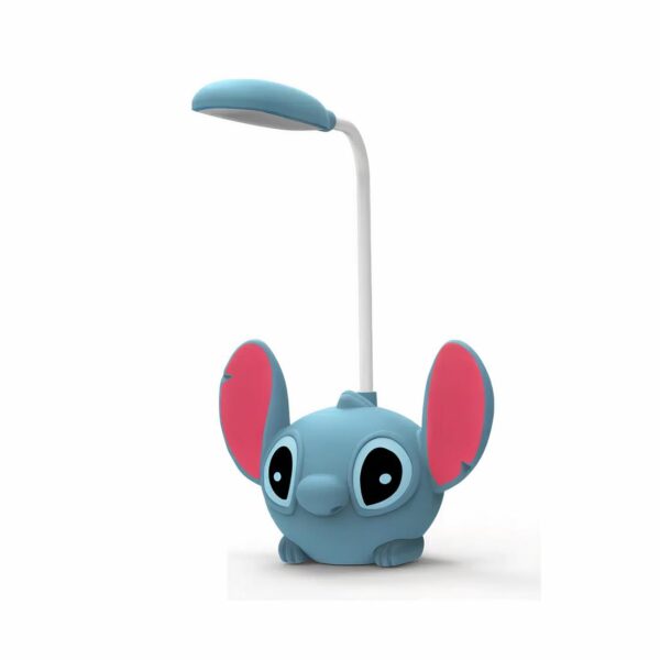 Lampe de chevet avec la tête de stitch bleu, une tige au-dessus blanche et une tête lumineuse éteinte. Sur fond blanc.