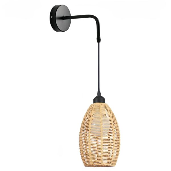 Lampe de chevet murale avec tige coudée noire et abat-jour en rotin suspendue au bout d'un fil noir. Ampoule éteinte. Sur fond blanc.