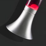 Lampe lave bleu et verte posée sur une table basse dans un salon