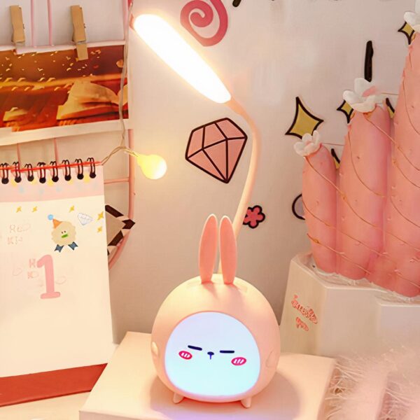 Lampe de chevet en forme de personnage kawaii pour enfant, posé sur une table de chevet dans une chambre de petite fille